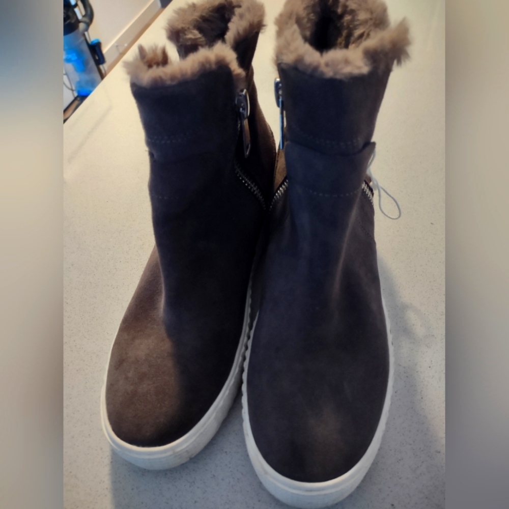 SALE Steve By Steve Madden Worn in house once Size 8.5. Perfect Cond Super Soft